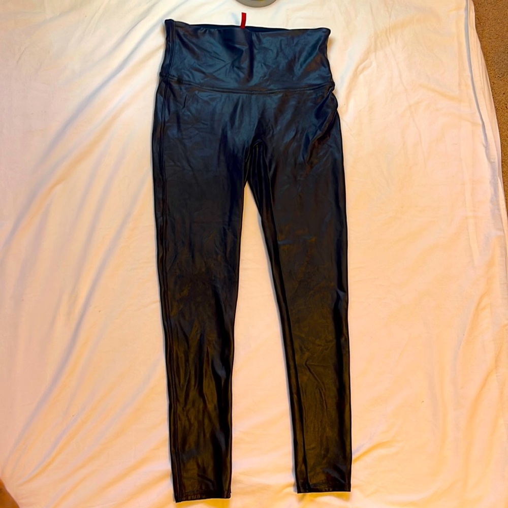 Pantalón Spanx negro en leather